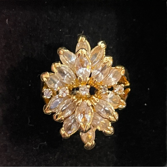 Vintage Beautiful costume jewelry ring size 8. Cocktail ring! Gold tone. - Picture 2 of 4